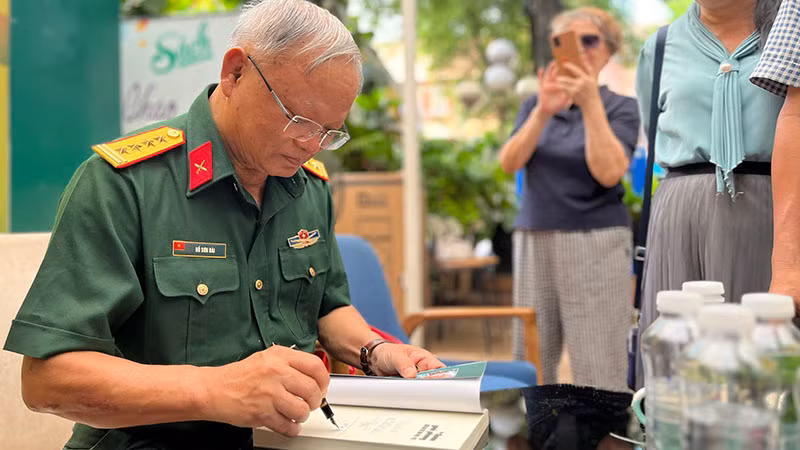 PGS, TS Hồ Sơn Đài ký tặng sách cho độc giả.