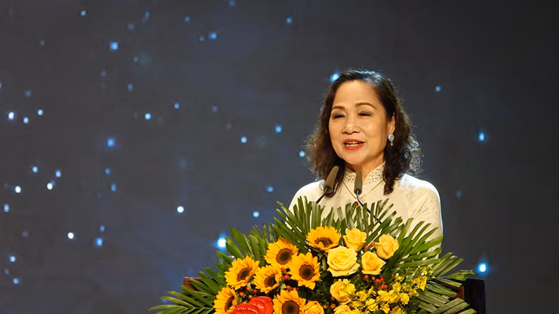 Nghệ sĩ Nhân dân Trịnh Thúy Mùi, Chủ tịch Hội Nghệ sĩ Sân khấu Việt Nam phát biểu bế mạc. Nghệ sĩ Nhân dân Trịnh Thúy Mùi, Chủ tịch Hội Nghệ sĩ Sân khấu Việt Nam phát biểu bế mạc.