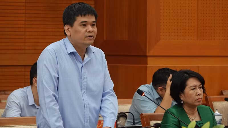 Đại biểu trong đoàn công tác phát biểu trong buổi làm việc. Đại biểu trong đoàn công tác phát biểu trong buổi làm việc.