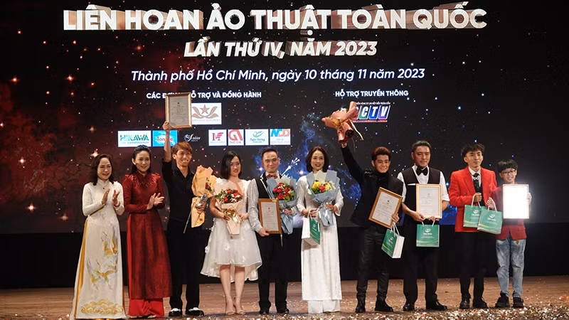 Ban tổ chức trao huy chương Vàng cho 5 tiết mục ảo thuật xuất sắc nhất liên hoan. 