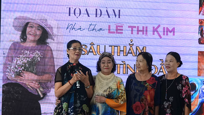 Các nhà thơ, nhà văn đến từ Cần Thơ chúc mừng nhà thơ Lê Thị Kim tại buổi tọa đàm. Các nhà thơ, nhà văn đến từ Cần Thơ chúc mừng nhà thơ Lê Thị Kim tại buổi tọa đàm.