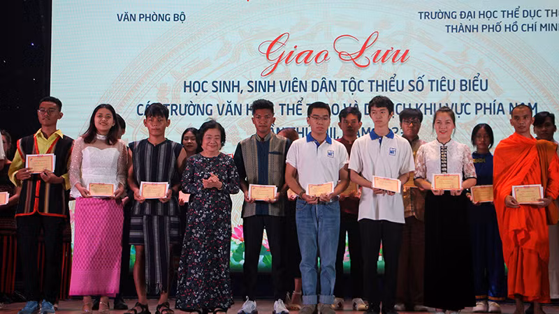 Đồng chí Trương Mỹ Hoa, nguyên Bí Thư Trung ương Đảng, nguyên Phó Chủ tịch nước trao học bổng Vừ A Dính cho các em học sinh, sinh viên.