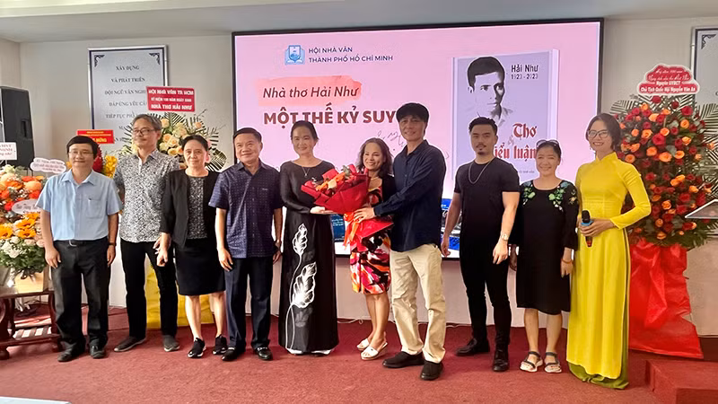 Đại diện gia đình nhà thơ Hải Như tặng hoa cho Hội Nhà văn Thành phố Hồ Chí Minh.