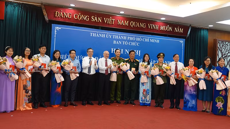 Mỗi đồng chí được biểu dương đều là một tấm gương sáng, nêu gương tiêu biểu cho công tác Đảng và phong trào thi đua yêu nước. Mỗi đồng chí được biểu dương đều là một tấm gương sáng, nêu gương tiêu biểu cho công tác Đảng và phong trào thi đua yêu nước.