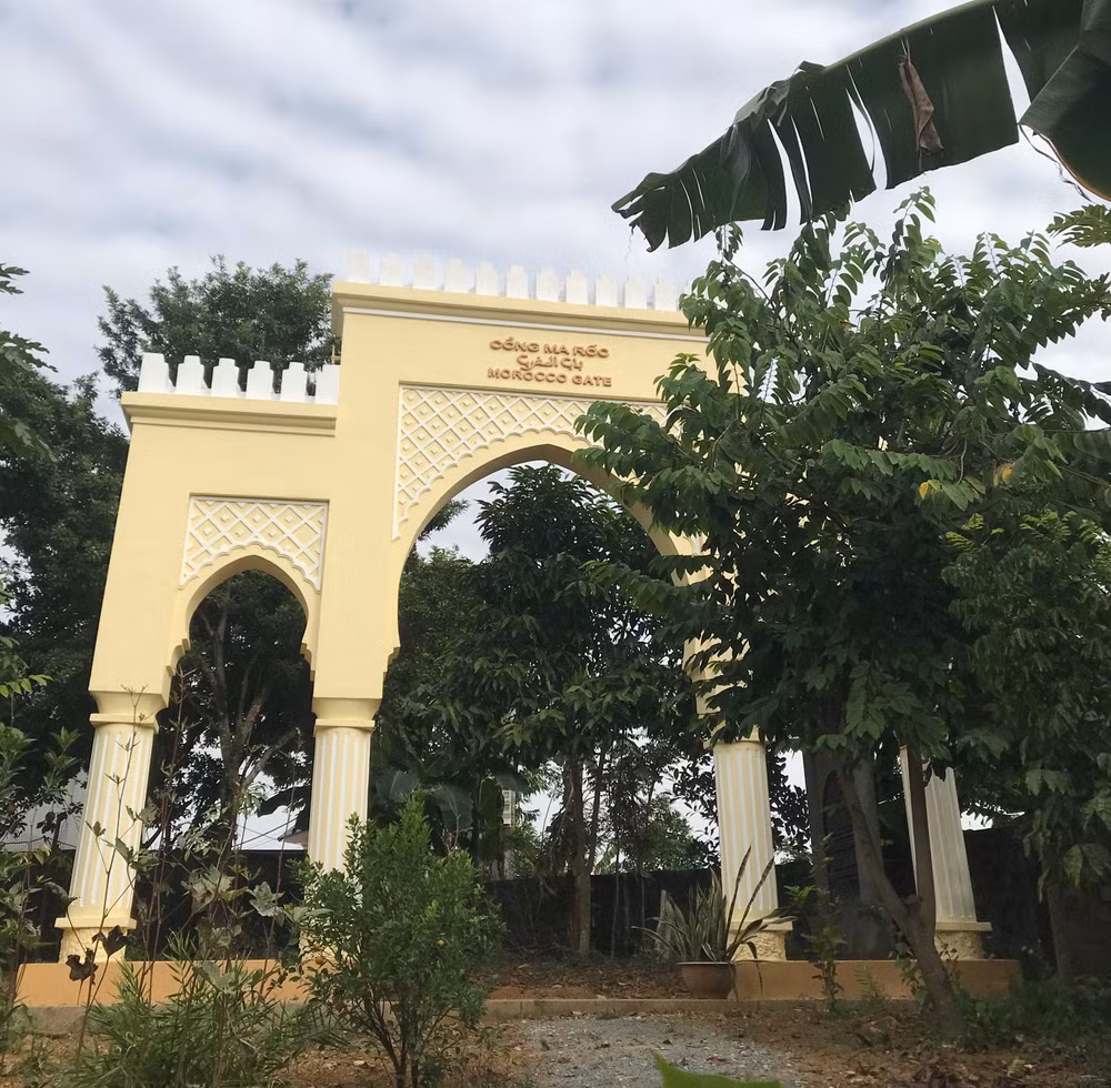 Chiếc cổng Maroc đã hiện diện tại xã Tản Lĩnh, huyện Ba Vì, Hà Nội hơn sáu thập kỷ. 