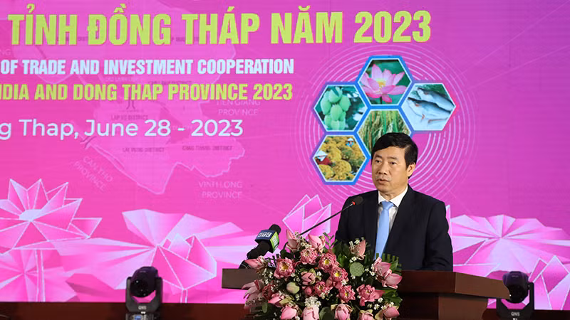 Chủ tịch Ủy ban nhân dân tỉnh Đồng Tháp Phạm Thiện Nghĩa phát biểu tại buổi khai mạc.