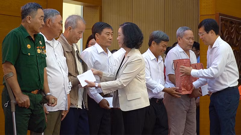 Đồng chí Trương Thị Mai và đồng chí Lê Quốc Phong trao tặng quà cho gia đình thương binh, liệt sĩ.