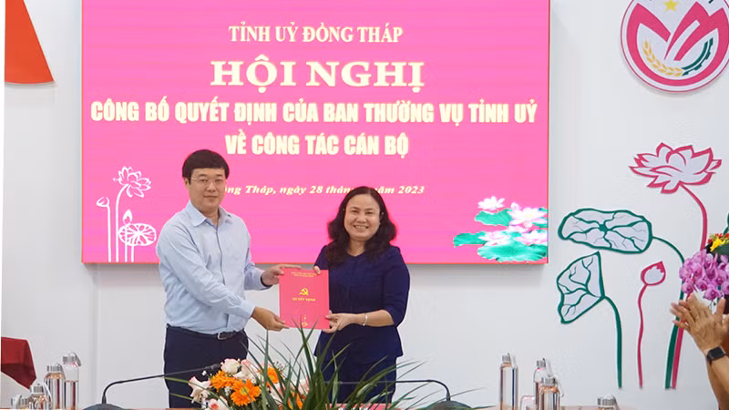 Bí thư Tỉnh ủy Đồng Tháp Lê Quốc Phong trao quyết định chuẩn y kết quả bầu cử cho đồng chí Trần Thị Quý.