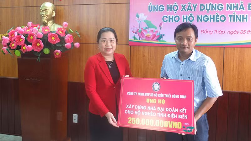 Đồng chí Võ Chí Hữu tiếp nhận ủng hộ từ Công ty Trách nhiệm hữu hạn Một thành viên Xổ số kiến thiết Đồng Tháp.