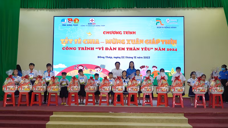 Trao quà cho thiếu nhi. (Ảnh: HỮU NGHĨA) Trao quà cho thiếu nhi. (Ảnh: HỮU NGHĨA)