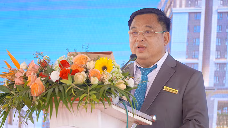 Ông Hoàng Quốc Tiệp, Chủ tịch Hội đồng quản trị, Tổng Giám đốc Công ty cổ phần Khai thác xây dựng vận tải Phương Nam phát biểu tại lễ khởi công. (Ảnh: HỮU NGHĨA)
