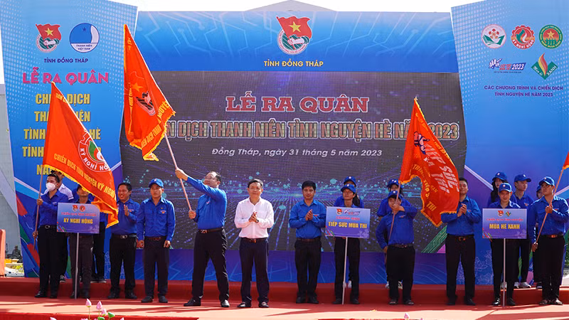 Lãnh đạo tỉnh Đồng Tháp trao cờ lệnh ra quân cho Ban Chỉ huy các Chương trình, Chiến dịch Thanh niên tình nguyện Hè năm 2023.