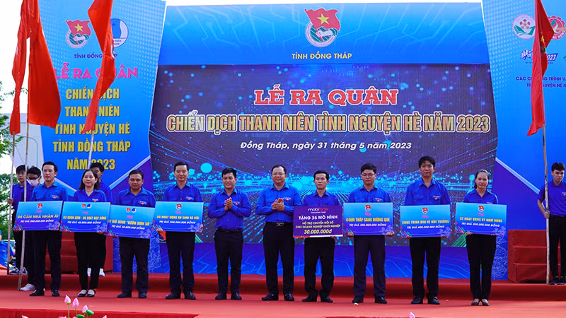 Trao bảng tượng trưng các công trình, phần việc cho các địa phương, các Huyện đoàn, Thành đoàn và Đoàn trực thuộc.