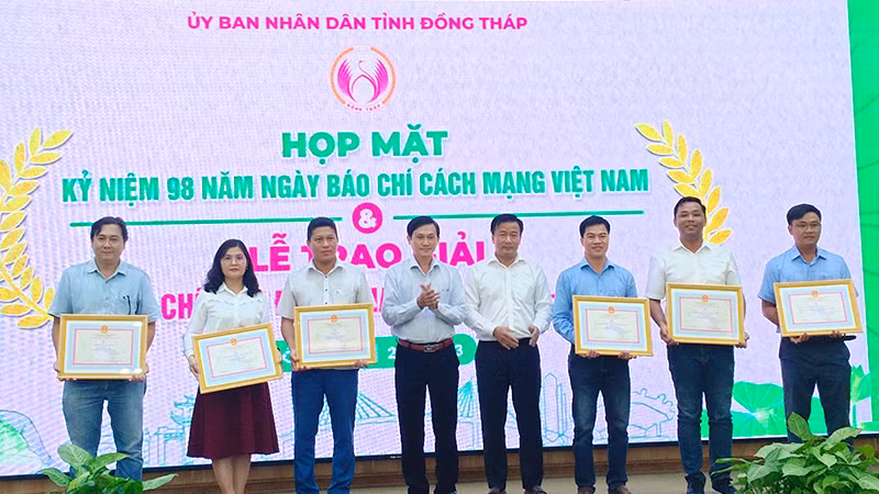 Lãnh đạo Hội đồng nhân dân tỉnh và Ủy ban nhân dân tỉnh Đồng Tháp trao giải B cho tác giả và nhóm tác giả đạt Giải Báo chí tỉnh Đồng Tháp lần thứ 6.