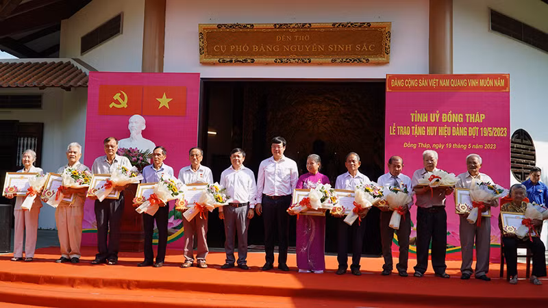 Thường trực Tỉnh ủy Đồng Tháp trao Huy hiệu Đảng cho các đảng viên. (Ảnh: HỮU NGHĨA)