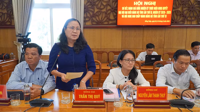 Đại biểu phát biểu thảo luận.