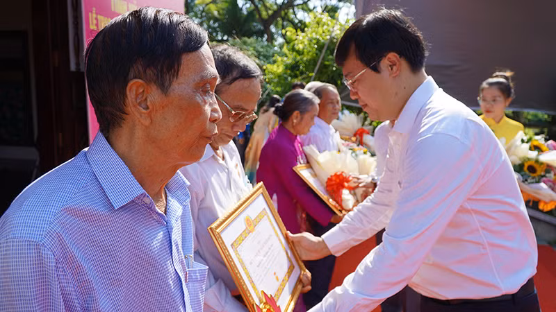 Bí thư Tỉnh ủy Đồng Tháp Lê Quốc Phong trao Huy hiệu Đảng cho các đảng viên. (Ảnh: HỮU NGHĨA)