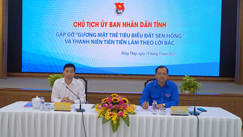 Chủ tịch Ủy ban nhân dân tỉnh Đồng Tháp Phạm Thiện Nghĩa phát biểu tại buổi gặp gỡ đoàn viên, thanh niên. (Ảnh: HỮU NGHĨA)