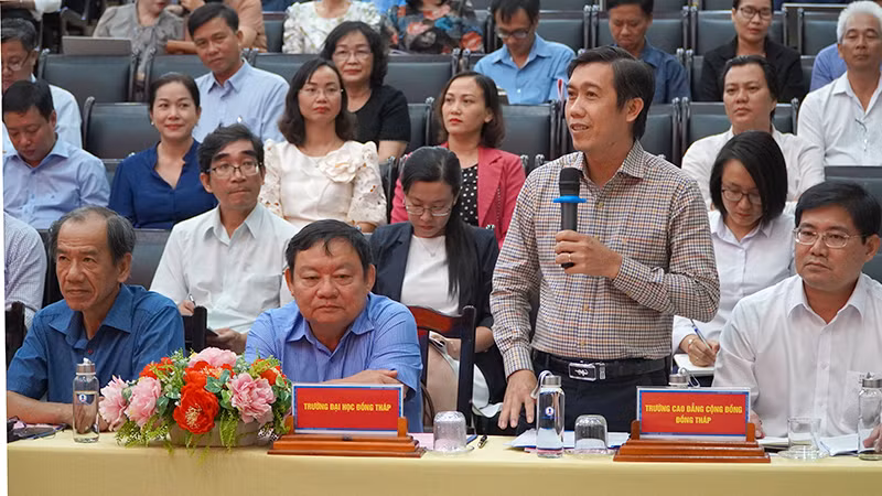 Cử tri Trường Đại học Đồng Tháp phát biểu ý kiến đề xuất đến đại biểu Quốc hội. (Ảnh: HỮU NGHĨA)