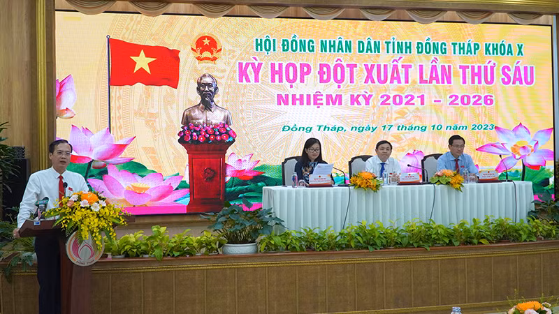 Ông Trần Trí Quang phát biểu sau khi được bầu giữ chức danh Phó Chủ tịch Ủy ban nhân dân tỉnh. (Ảnh: HỮU NGHĨA)