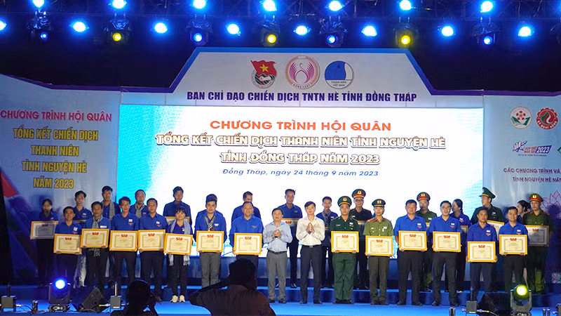 Bí thư Ban Chấp hành Trung ương Đoàn, Chủ tịch Hội Sinh viên Việt Nam Nguyễn Minh Triết và Phó Bí thư Thường trực Tỉnh ủy Đồng Tháp Phan Văn Thắng trao Bằng khen của Ban Chấp hành Trung ương Đoàn cho các tập thể, cá nhân.