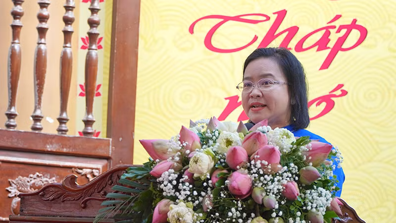 Giám đốc Sở Văn hóa, Thể thao và Du lịch tỉnh Đồng Tháp Huỳnh Thị Hoài Thu phát biểu tại buổi lễ. Giám đốc Sở Văn hóa, Thể thao và Du lịch tỉnh Đồng Tháp Huỳnh Thị Hoài Thu phát biểu tại buổi lễ.