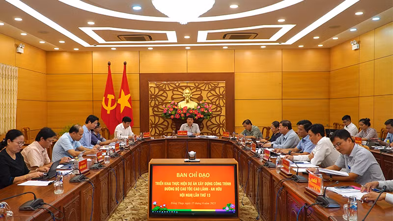 Bí thư Tỉnh ủy Đồng Tháp Lê Quốc Phong kết luận cuộc họp. (Ảnh: HỮU NGHĨA)