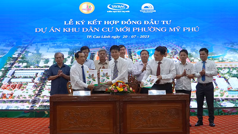 Nghi thức thực hiện ký kết hợp đồng đầu tư dự án Khu dân cư mới Mỹ Phú. (Ảnh: HỮU NGHĨA)