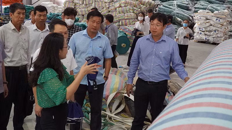 Bí thư Tỉnh ủy Đồng Tháp Lê Quốc Phong khảo sát tại Công ty Trách nhiệm hữu hạn Khải Phát Việt Nam tại Khu công nghiệp sông hậu, huyện Lai Vung, tỉnh Đồng Tháp. (Ảnh: HỮU NGHĨA)