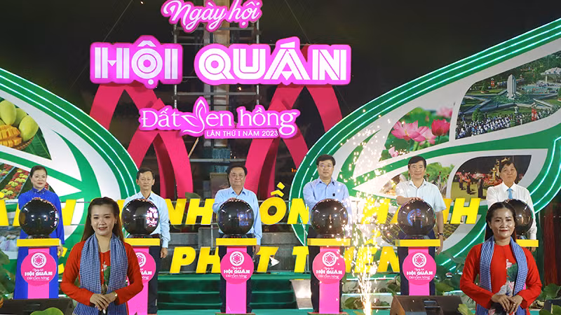 Đại biểu thực hiện nghi thức khai mạc.