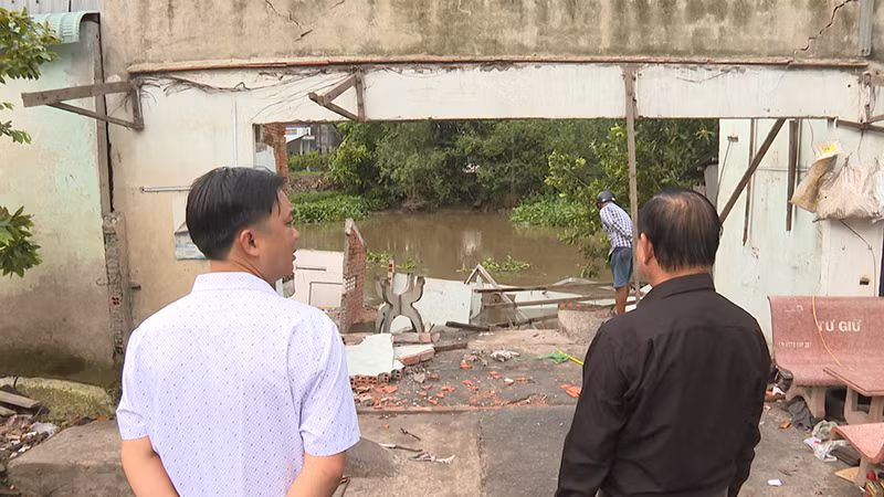 Vụ sạt lở khiến kho vật tư nông nghiệp và tiệm sửa xe bị nhấn chìm.