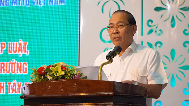 Phó Chủ tịch Ủy ban Trung ương Mặt trận Tổ quốc Việt Nam Hoàng Công Thủy phát biểu tại hội nghị. (Ảnh: HỮU NGHĨA) Phó Chủ tịch Ủy ban Trung ương Mặt trận Tổ quốc Việt Nam Hoàng Công Thủy phát biểu tại hội nghị. (Ảnh: HỮU NGHĨA)