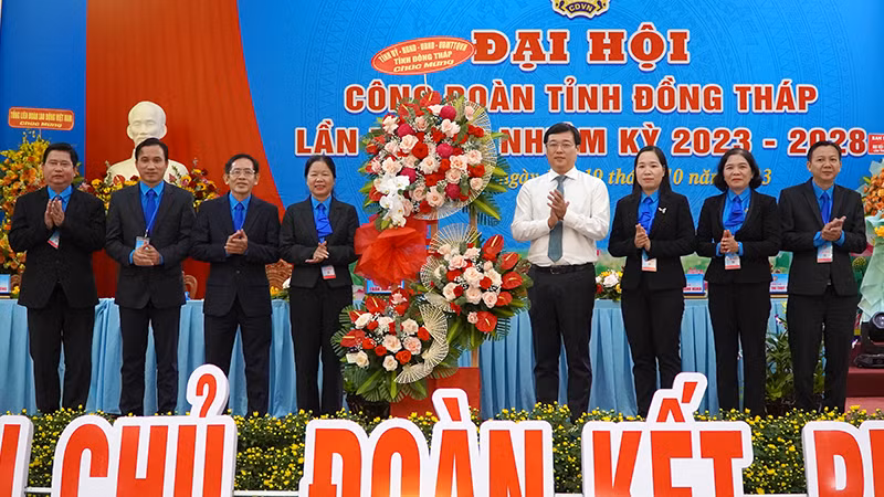 Bí thư Tỉnh ủy Đồng Tháp Lê Quốc Phong thay mặt lãnh đạo tỉnh tặng hoa đến Đại hội. (Ảnh: HỮU NGHĨA)