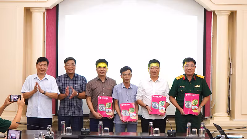 Chủ tịch Ủy ban nhân dân tỉnh Đồng Tháp Phạm Thiện Nghĩa trao hồ sơ 4 mỏ cát cho các nhà thầu.