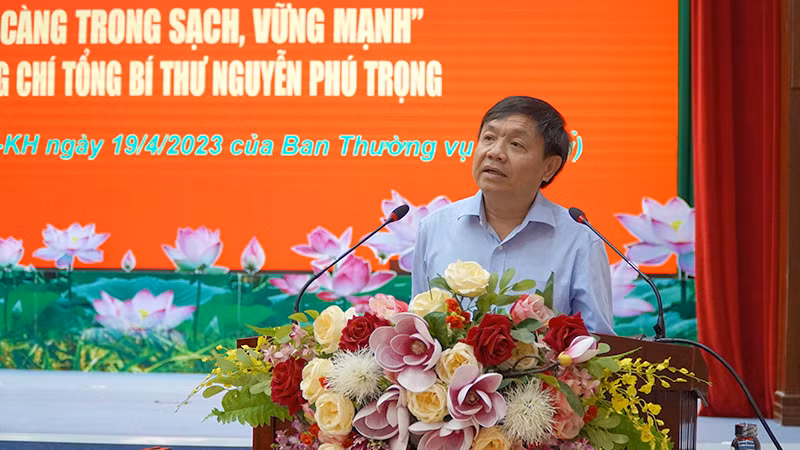 Phó Bí thư Thường trực Tỉnh ủy Đồng Tháp Phan Văn Thắng phát biểu tại hội nghị.