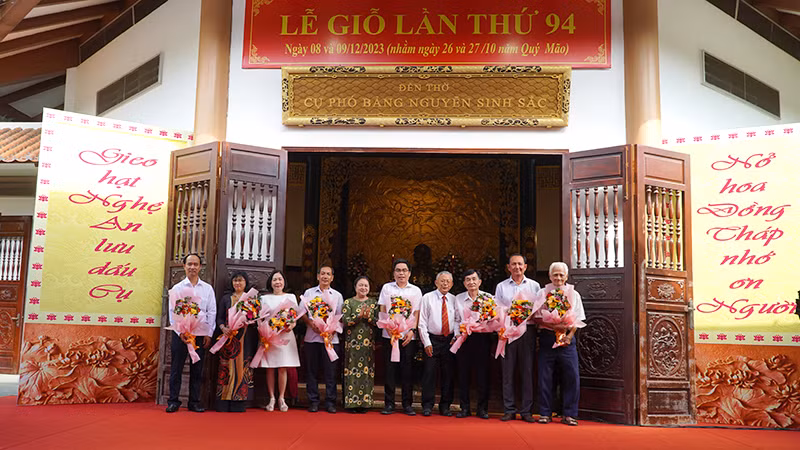 Tặng hoa cho các tổ chức, cá nhân trao bảng tượng trưng tiền ủng hộ Quỹ Khuyến học Nguyễn Sinh Sắc. Tặng hoa cho các tổ chức, cá nhân trao bảng tượng trưng tiền ủng hộ Quỹ Khuyến học Nguyễn Sinh Sắc.