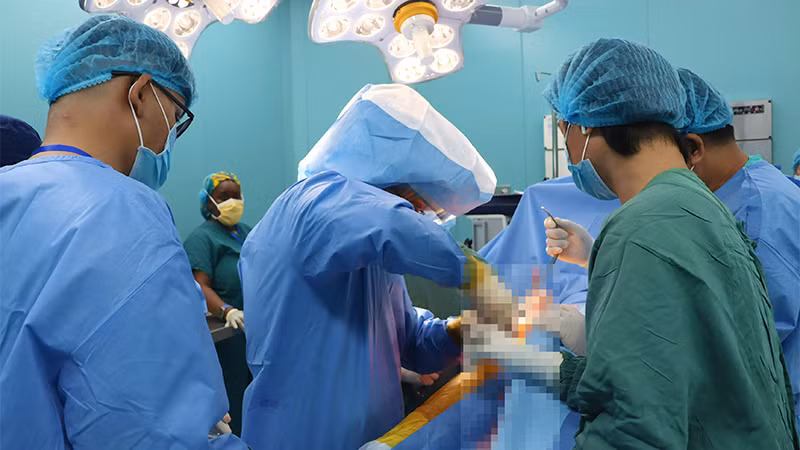 Bác sĩ thực hiện phẫu thuật thay khớp cho bệnh nhân.