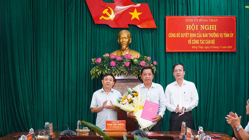 Lãnh đạo tỉnh Đồng Tháp trao quyết định, tặng hoa chúc mừng đồng chí Trần Văn Tám.