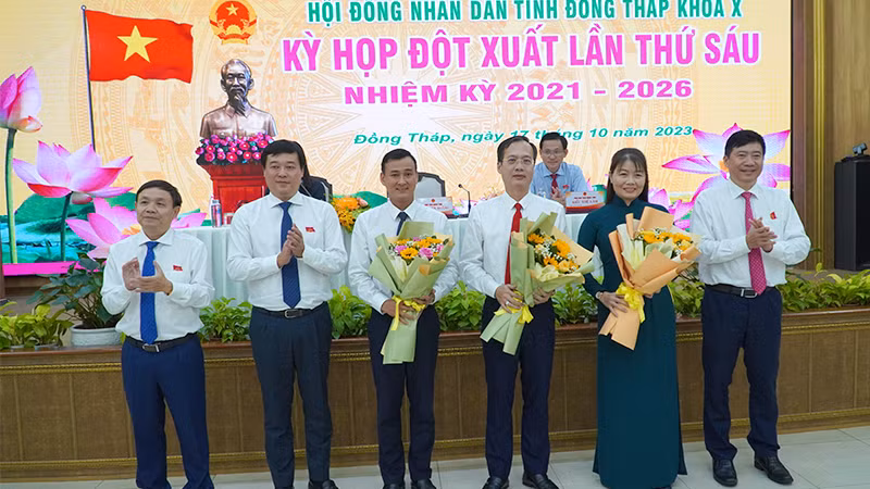 Các đồng chí Thường trực Tỉnh ủy Đồng Tháp tặng hoa chúc mừng ông Trần Trí Quang, bà Phạm Thị Ngọc Đào và ông Nguyễn Phi Đa. (Ảnh: HỮU NGHĨA)
