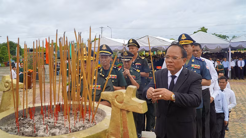Đoàn đại biểu dâng hương tưởng niệm. (Ảnh: HỮU NGHĨA) Đoàn đại biểu dâng hương tưởng niệm. (Ảnh: HỮU NGHĨA)