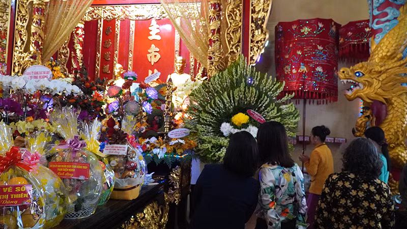 Bà con nhân dân viếng và tham quan Đền thờ ông, bà Đỗ Công Tường. Bà con nhân dân viếng và tham quan Đền thờ ông, bà Đỗ Công Tường.