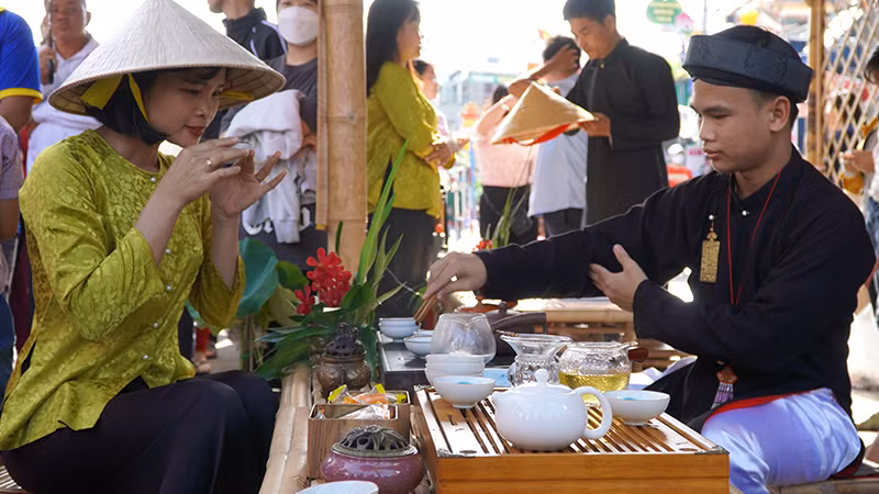 Hoạt động trải nghiệm xưa tại khu vực lễ hội. Hoạt động trải nghiệm xưa tại khu vực lễ hội.