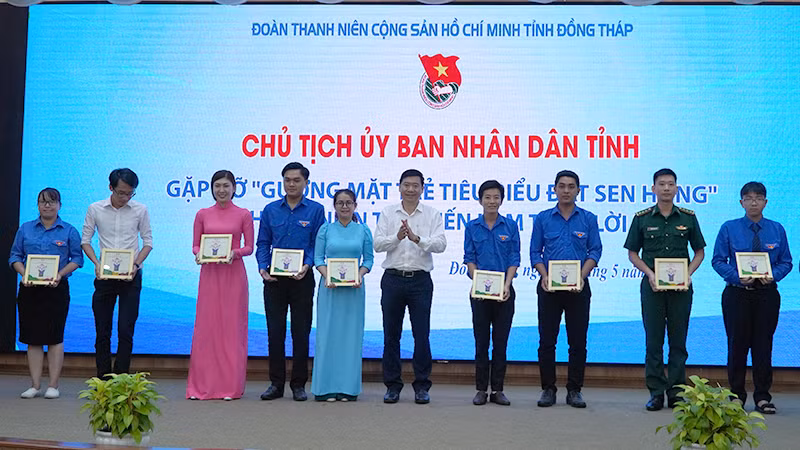 Chủ tịch Ủy ban nhân dân tỉnh Đồng Tháp tặng quà cho các đoàn viên, thanh niên tiêu biểu. (Ảnh: HỮU NGHĨA) Chủ tịch Ủy ban nhân dân tỉnh Đồng Tháp tặng quà cho các đoàn viên, thanh niên tiêu biểu. (Ảnh: HỮU NGHĨA)