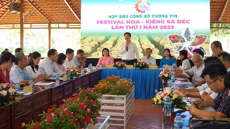 Phó Chủ tịch Ủy ban nhân dân tỉnh Đồng Tháp Huỳnh Minh Tuấn phát biểu tại buổi họp báo. (Ảnh: HỮU NGHĨA)