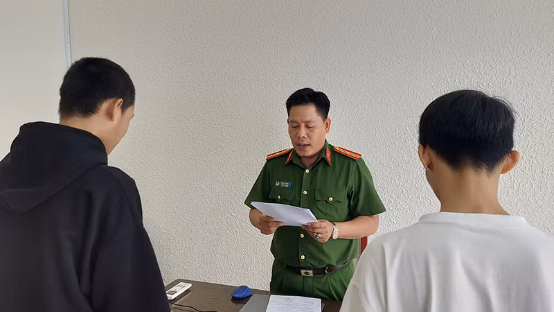 2 đối tượng Nguyễn Tuấn Kiệt và Chung Vĩnh Tài tại Cơ quan Công an. (Ảnh: PHƯỚC THANH)