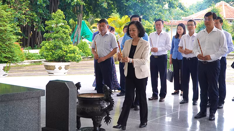 Đồng chí Trương Thị Mai thắp hương mộ Cụ Phó bảng Nguyễn Sinh Sắc.