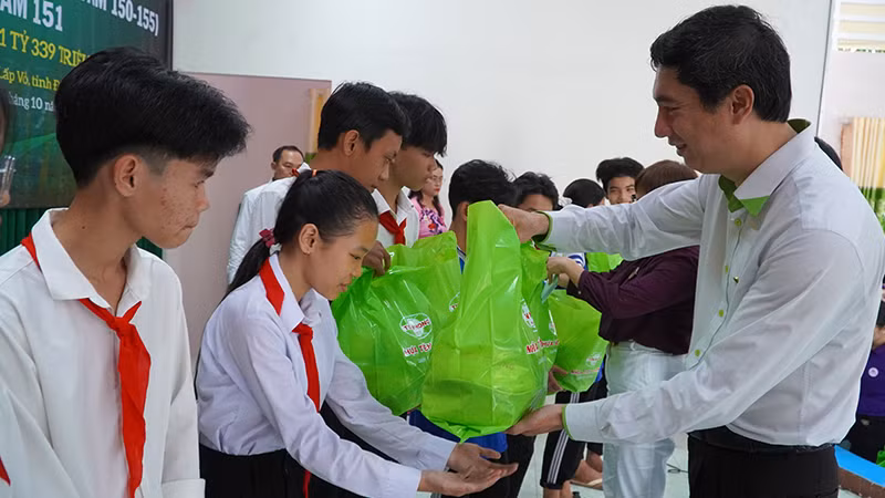 Đơn vị tài trợ tặng quà cho học sinh nghèo vượt khó của xã Bình Thạnh Trung, huyện Lấp Vò.