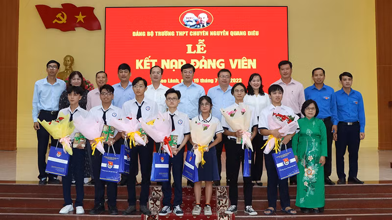 Lãnh đạo Tỉnh ủy Đồng Tháp, Thành ủy Cao Lãnh và Trường trung học phổ thông chuyên Nguyễn Quang Diêu chúc mừng các học sinh được đứng trong hàng ngũ của Đảng.