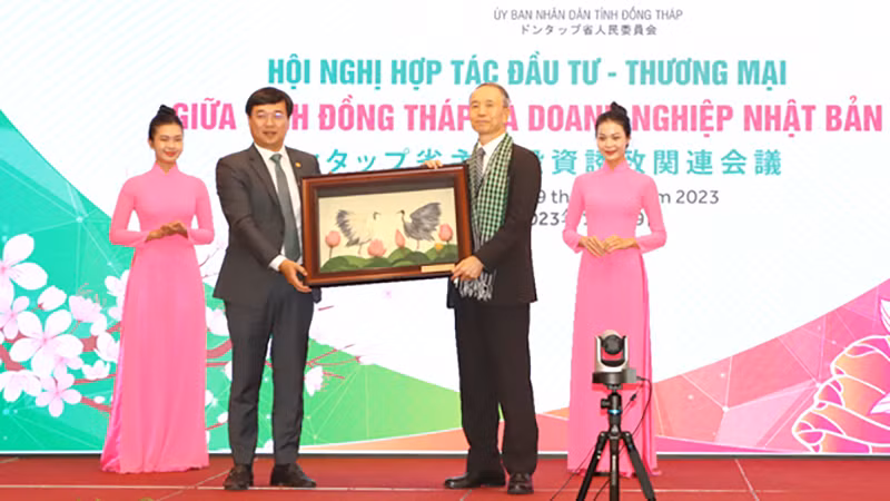 Bí thư Tỉnh ủy Đồng Tháp Lê Quốc Phong trao bức tranh về Sếu đầu đỏ được kết từ hoa sen Đồng Tháp cho ngài Tổng Lãnh sự Nhật Bản tại Thành phố Hồ Chí Minh. (Ảnh: NGUYỆT ÁNH)