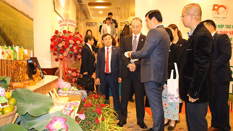 Bí thư Tỉnh ủy Đồng Tháp Lê Quốc Phong và ngài Ono Masuo, Tổng Lãnh sự Nhật Bản tại Thành phố Hồ Chí Minh tham quan gian hàng sản phẩm OCOP bên lề hội nghị.